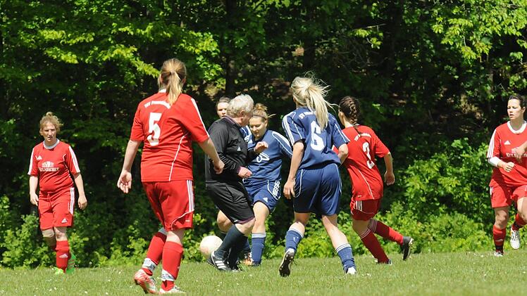 Schiedsrichter Martin Schneider mischt hier kräftig mit beim Frauen-Bezirksligaspiel SG Albertshausen gegen Prosselsheim.ssp