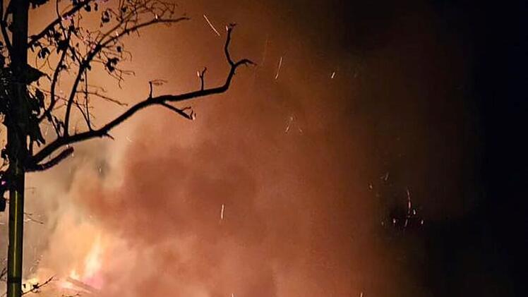 Erlangen: Holzhütte einer Kindertagesstätte geht in Flammen auf - Polizei sucht Zeugen