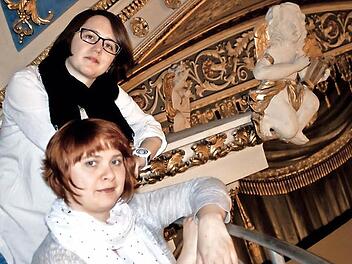 Magdolna Parditka (vorne) und Alexandra Szemerédy bringen Glucks "Orpheus und Eurydike" und "Savitri" von Gustav Holst auf die Bühne des Landestheaters. Im Hintergrund: musizierender Engel mit Harfe. Foto: Jochen Berger