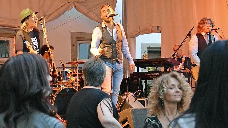 Abtanzen im Schlosshof nach Musik von "The Jets". Foto: Björn Hein