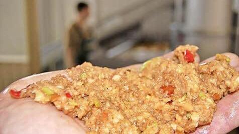 Die ausgepressten Reste (Trester) von zwei bis drei Äpfeln passen locker in die Hand von Martin Hofmann.