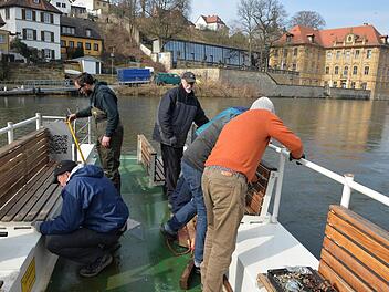 Eine Reihe von ehrenamtlichen Fährleuten halfen mit, die Fähre an ihren Liegeort zu transportieren und sie dort für die neue Saison herzurichten. Foto: Ronald Rinklef