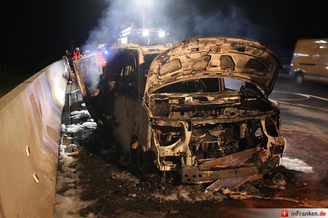 Begleitfahrzeug eines Schwertransporters brennt komplett aus