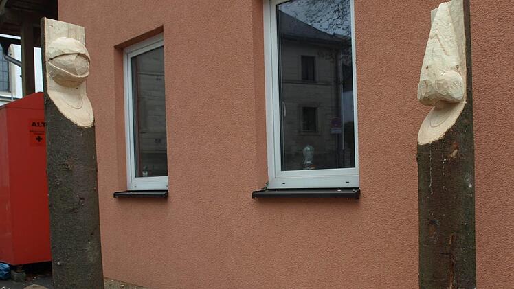 Fast fertig sind diese Skulpturen von Volker Ullenboom. Links das Auge, rechts die Nase - mit allen Sinnen Nordhalben in sich aufnehmen, so das Thema seiner Arbeiten. Foto: Susanne Deuerling