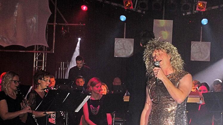 Rainer Mahr, kostümiert als Tina Turner  Foto: Alfons Beuerlein