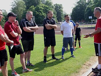 Die Jugendtrainer der SG Eltmann, Marius Gehring, Wolfgang Reitz, Mario Fröhling, Patrick Schneider und Ralf Köbrich, lauschen den Informationen von DFB-Trainer Udo Romeis (von links).
