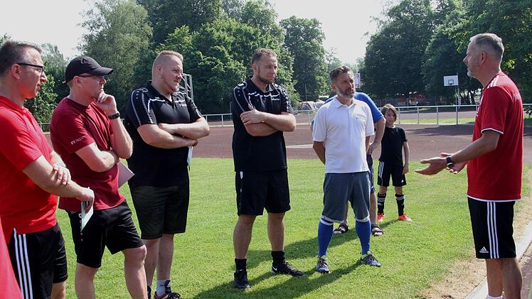 Die Jugendtrainer der SG Eltmann, Marius Gehring, Wolfgang Reitz, Mario Fröhling, Patrick Schneider und Ralf Köbrich, lauschen den Informationen von DFB-Trainer Udo Romeis (von links).