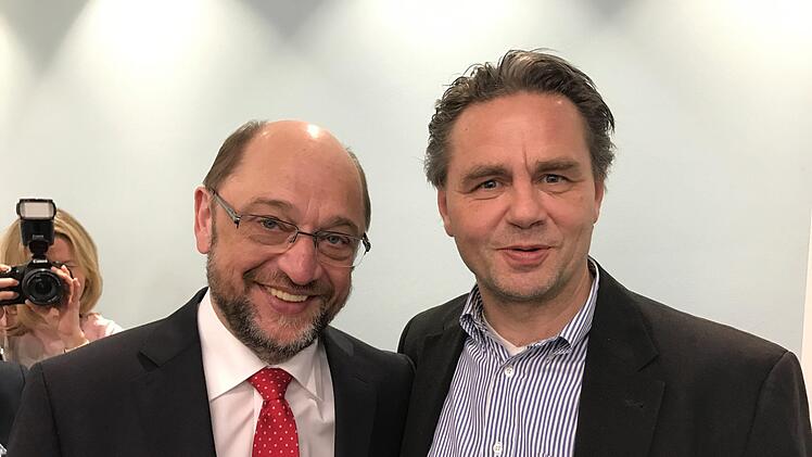 Der Journalist Manfred Otzelberger (rechts) steht neben dem SPD-Kanzlerkandidaten Martin Schulz.  Fotos: privat