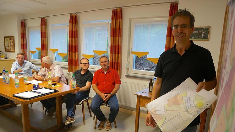 Valtin Dietz stellte verschiedene Planungsvorschläge vor.  Foto: Gerd Schaar