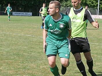 Zu den Leistungsträgern des TV Ebern zählte heuer Dominik Hümmer (vorne), hier im Duell mit seinem Neustadter Gegenspieler.  Foto: Dietz
