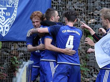 Gleich acht Mal hatten die Spieler des TSV Mönchröden am Sonntag Grund zum Jubeln. Beim 8:2-Sieg in Ebing machte Lukas Köhn seiner Rückennummer alle Ehre, denn der Mittelfeldspieler schoss die Hälfte aller TSV-Treffer.CT-Archiv
