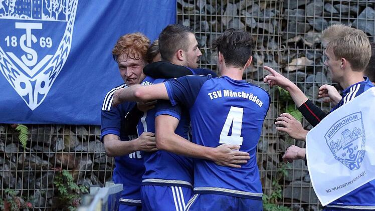 Gleich acht Mal hatten die Spieler des TSV Mönchröden am Sonntag Grund zum Jubeln. Beim 8:2-Sieg in Ebing machte Lukas Köhn seiner Rückennummer alle Ehre, denn der Mittelfeldspieler schoss die Hälfte aller TSV-Treffer.CT-Archiv