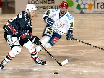 Oft einen Tick schneller waren die Haßfurter Hawks beim Derbysieg in Schweinfurt. Auch Jakub Sramek (links) hat in dieser Szene keine Mühe, am Schweinfurter Viktor Ledin vorbeizuziehen.  Foto: Ralf Naumann