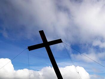 Im Landkreis Main-Spessart hat eine Jugendgruppe ein zwei Meter gro&szlig;es Holzkreuz errichtet. Woher die BDSM-Utensilien kamen, ist weiterhin unklar. Symbolfoto: Danny Lawson/dpa