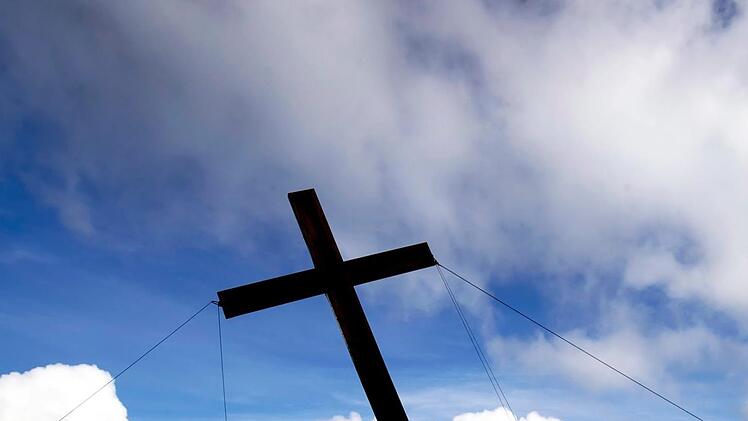 Im Landkreis Main-Spessart hat eine Jugendgruppe ein zwei Meter gro&szlig;es Holzkreuz errichtet. Woher die BDSM-Utensilien kamen, ist weiterhin unklar. Symbolfoto: Danny Lawson/dpa