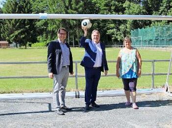 TSV-Vorsitzender Roland Wolfrum, Landrat Klaus Peter Söllner und Platzwartin Carmen Görler mit einem der neuen Tore. Foto: Klaus Klaschka