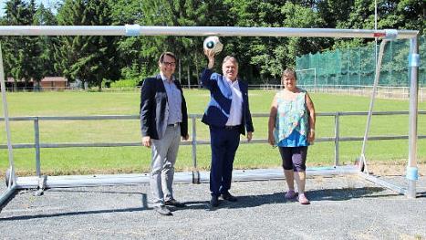 TSV-Vorsitzender Roland Wolfrum, Landrat Klaus Peter Söllner und Platzwartin Carmen Görler mit einem der neuen Tore. Foto: Klaus Klaschka