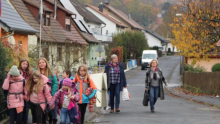 Der Umzug der Zeitlofser Grundschüler von einem ins andere Gebäude war für die Kinder sehr aufregend. Foto: Julia Raab