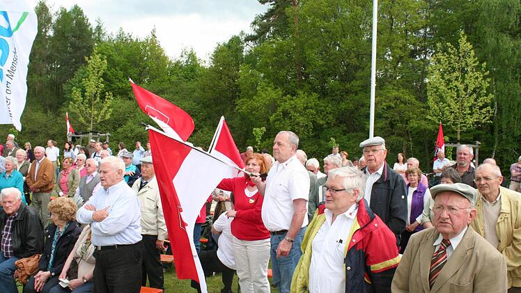Bayernhymne, Nationalhymne und Frankenlied wurden am Ende gesungen - bei viel Fahnenschwingen. Foto: Evi Seeger