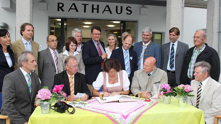 Ilse Aigner trägt sich ins Goldene Buuch des Markt Wiesenttals ein.