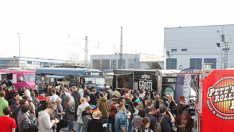 Gut ein Dutzend Food Trucks bilden die Wagenburg an der Nürnberg-Fürther Stadtgrenze hinter der Kickfabrik. Etliche hundert Besucher sind zum Kosten gekommen. Foto: Peter Budig