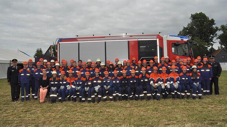 Die Teilnehmer der Jugendleistungsprüfung in Neuses mit (von rechts) Kreisjugendwart Dirk Raupach und KBM Frank Fischer (verdeckt), KBI Hans-Ulrich Müller (links) sowie Wilhelmsthals Bürgermeisterin Susanne Grebner (sitzend, links)