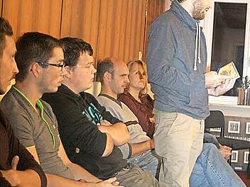 Unter den Stadtratsbesuchern waren auch Mitglieder der "Initiative Hand in Hand". Stehend deren Begründer Nols Ißmann.  Foto. Dorothea Weiler