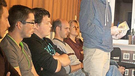 Unter den Stadtratsbesuchern waren auch Mitglieder der "Initiative Hand in Hand". Stehend deren Begründer Nols Ißmann.  Foto. Dorothea Weiler