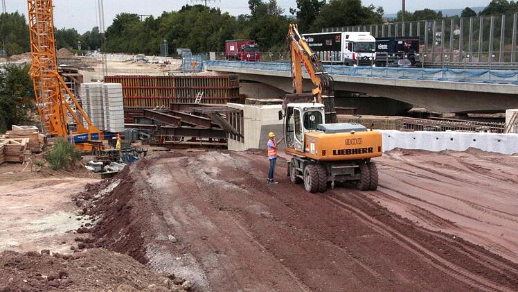 Die zweite Hälfte der Trubbachbrücke auf Höhe Forchheim nimmt langsam Gestalt an. Foto: Josef Hofbauer
