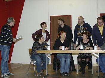 Spielleiter und Regisseur Edgar Stockmann (l.) unterweist die Akteure der Fuchsstädter Theatergruppe (Foto) bei den Proben.  Foto: Winfried Ehling