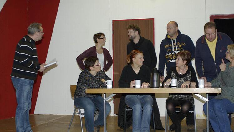 Spielleiter und Regisseur Edgar Stockmann (l.) unterweist die Akteure der Fuchsstädter Theatergruppe (Foto) bei den Proben.  Foto: Winfried Ehling