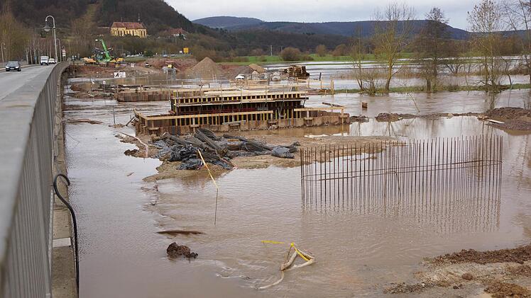 Die Saale strömt über das Gelände der künftigen Brücke.Foto: Arkadius Guzy