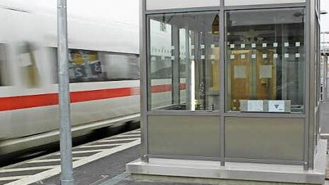 Der Aufzug zum Bahnsteig ist da, aber noch nicht in Betrieb.