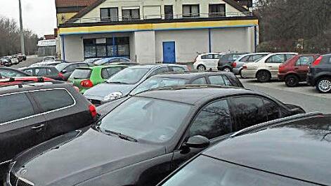 Rückblick: Als auch nach der Schließung des ehemaligen Edeka-Markts in den Klingenwiesen noch geparkt werden durfte, war das ein beliebter und geduldeter Platz auch für Berufsschüler. Jetzt ist das Areal eine Baustelle, die Stellplätze dort fallen für diese Zwecke künftig weg.