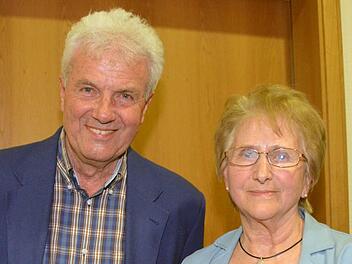 Ehrenvorstand Gerhard Bock überreichte Inge Markard eine besondere Urkunde. Seit fast 50 Jahren engagiert sie sich im TSV Aschach.  Foto: Peter Rauch