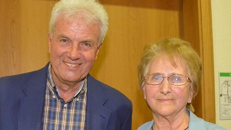 Ehrenvorstand Gerhard Bock überreichte Inge Markard eine besondere Urkunde. Seit fast 50 Jahren engagiert sie sich im TSV Aschach.  Foto: Peter Rauch