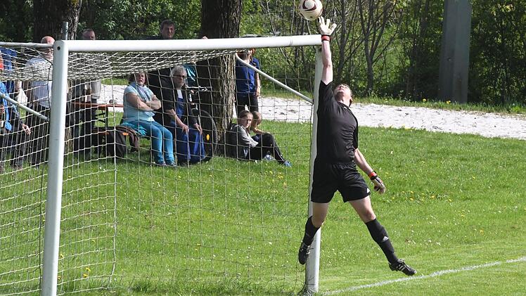 Thomas Metz, Torwart der SG Poppenroth/Lauter II, hebt ab. Dank seiner Paraden gewinnt die SG gegen Schlimpfhof mit 2:1.  Foto: Hopf