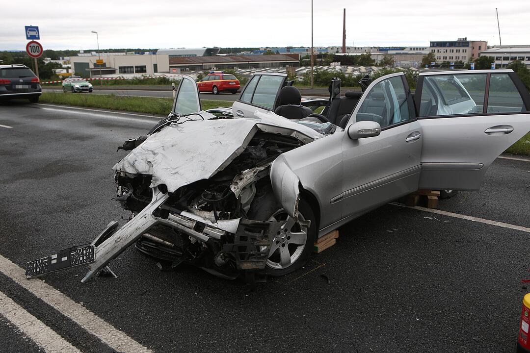 Traurige Bilanz eines Verkehrsunfalls: Eine Tote und drei Schwerverletzte - Mercedes rammt frontal in Beifahrerseite von Opel