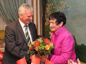 Blumen für die Kandidatin gibt es vom stellvertretenden SPD-Kreisvorsitzenden Werner Diersch. Die Partei hatte am Sonntag keinen Grund zum Jubeln. Immerhin hat es für Inge Aures dann doch wieder für ein Landtagsmandat gereicht.Katrin Geyer
