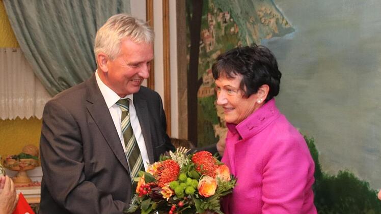 Blumen für die Kandidatin gibt es vom stellvertretenden SPD-Kreisvorsitzenden Werner Diersch. Die Partei hatte am Sonntag keinen Grund zum Jubeln. Immerhin hat es für Inge Aures dann doch wieder für ein Landtagsmandat gereicht.Katrin Geyer