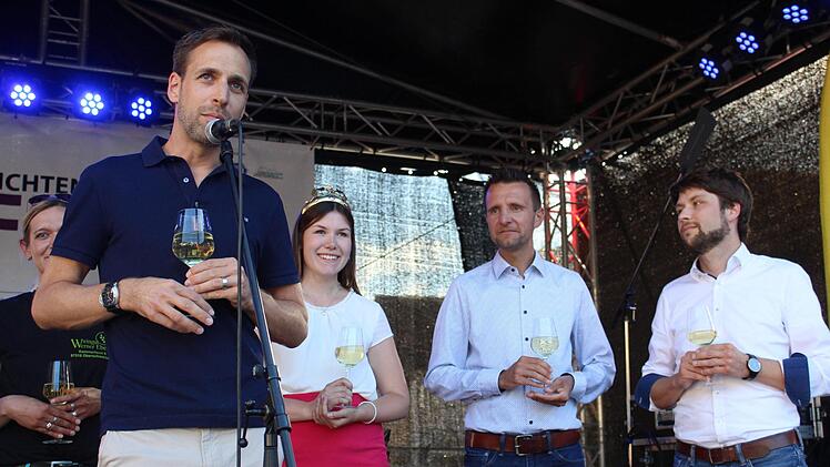 Vier Offizielle fürs Gelingen: Zur Eröffnung und Begrüßung fanden sich auf der Bühne u.a. auch Bürgermeister Andreas Hügerich, Weinkönigin Carolin Meyer, Mitveranstalter Joachim Krohn und Citymanager Steffen Hofmann ein. Foto: Markus Häggberg