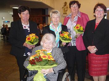 Martha Häfner (vorne) ist seit 33 Jahren  Vorsitzende des Müttervereins Buckenhofen. Dahinter (von  links) Helga Neudecker, Inge Sickert, Ruth Dorn  und Mathilde HartmannElisabeth Görner