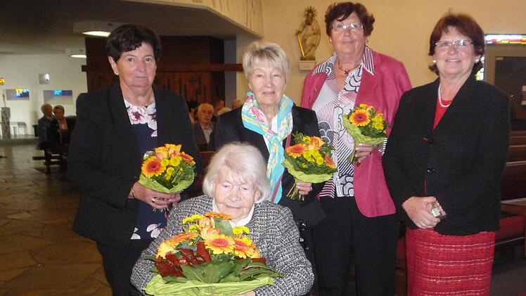 Martha Häfner (vorne) ist seit 33 Jahren  Vorsitzende des Müttervereins Buckenhofen. Dahinter (von  links) Helga Neudecker, Inge Sickert, Ruth Dorn  und Mathilde HartmannElisabeth Görner
