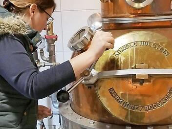 Der Brennvorgang ist beendet, nun kontrolliert Ina Kirschner die Reinigung der Anlage durch ein Sichtfenster. Fotos: Cordula Kelle-Dingel