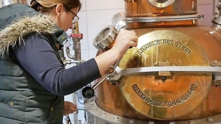 Der Brennvorgang ist beendet, nun kontrolliert Ina Kirschner die Reinigung der Anlage durch ein Sichtfenster. Fotos: Cordula Kelle-Dingel