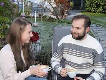 Selina Schimmel und Sebastian Wieber genießen eine Tasse ihres fairen Kaffees.  Foto: Hilmar Ruppert