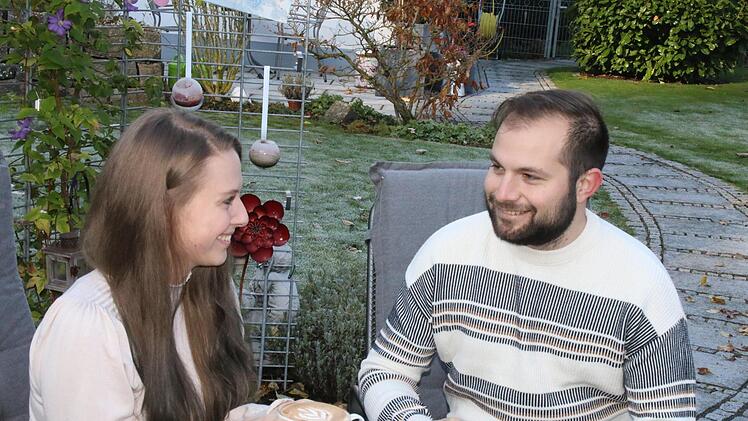 Selina Schimmel und Sebastian Wieber genießen eine Tasse ihres fairen Kaffees.  Foto: Hilmar Ruppert
