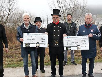 Bei der Spendenübergabe, von links: Marc Schreiber, Uwe Rendigs, Dieter Riedl, Kaminkehrer-Vorsitzender Hans Schneider, Thomas Wolf, Dieter Wolf und Sarah Müller