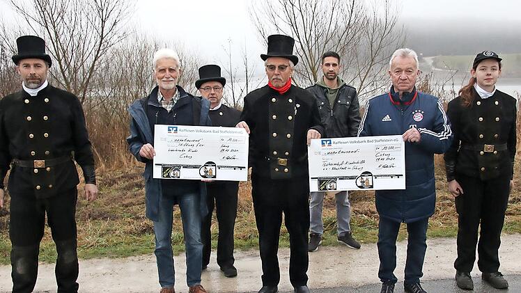 Bei der Spendenübergabe, von links: Marc Schreiber, Uwe Rendigs, Dieter Riedl, Kaminkehrer-Vorsitzender Hans Schneider, Thomas Wolf, Dieter Wolf und Sarah Müller