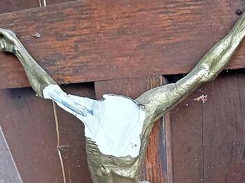 Schwer beschädigt hing der Jesus vom Bernbrunn an seinem Baum. Später verschwand er ganz.